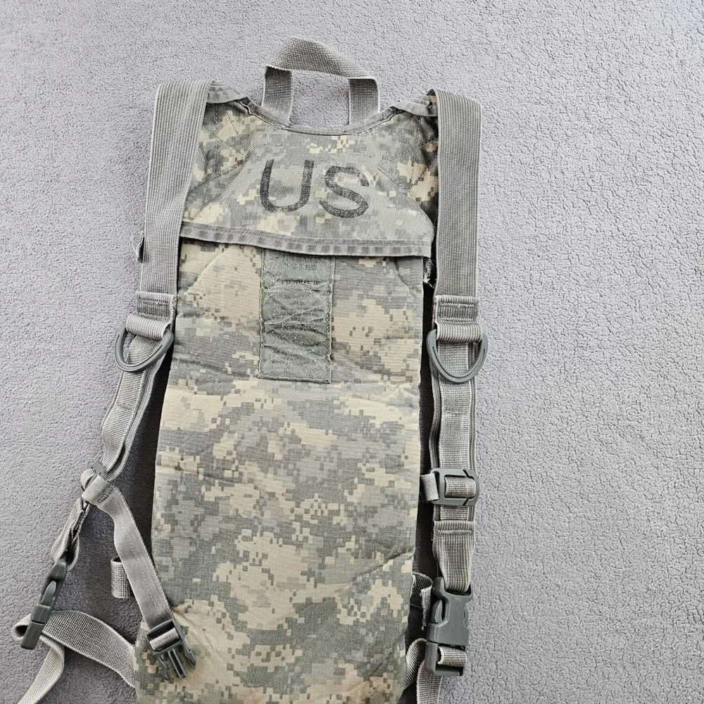 US Military Molle II Hydration System Carrier ACU Digital Camelbak No Bladder‎